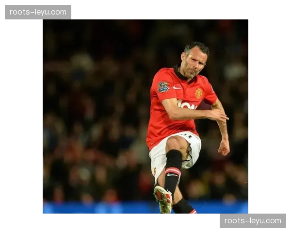 阿森纳边后卫内收与中场肋部穿插，形成稳定推进网络体系